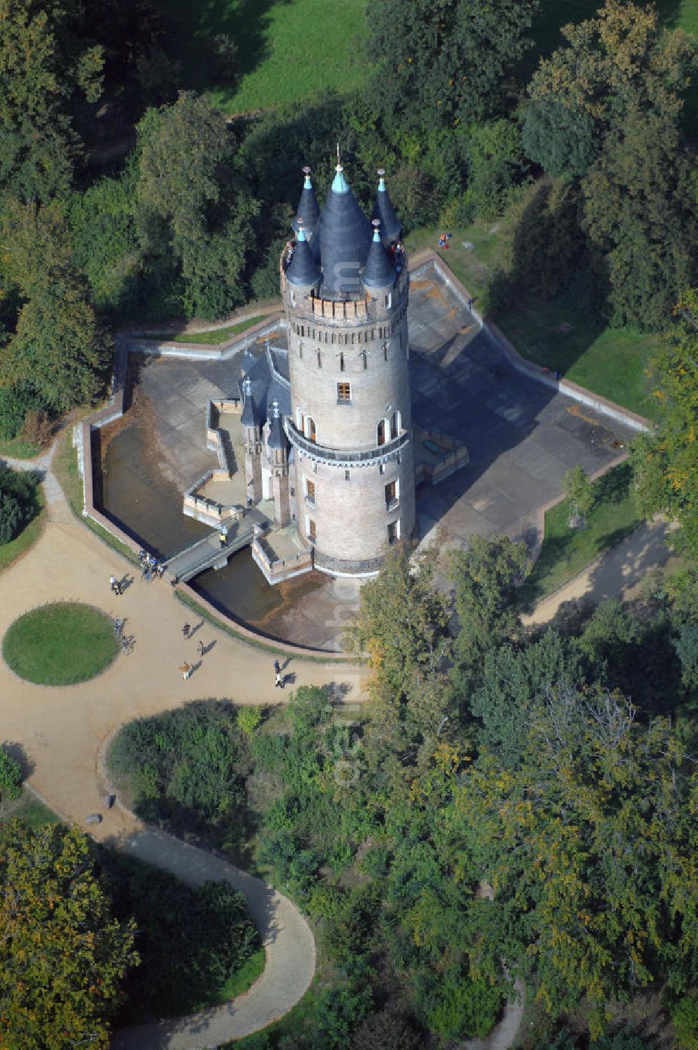 Potsdam from the bird's eye view: Blick auf dem Flatowturm im Park Babelsberg. Der Turm wurde in den Jahren 1853-1856 nach Plänen des Architekten Strack und unter der Leitung von Martin Gottgetreu errichtet. Der Flatowturm ist ein 46 Meter hoher Wohnturm. Kontakt: Stiftung Preußische Schlösser und Gärten Berlin-Brandenburg, Postfach 60 14 62, 14414 Potsdam, Tel. 0331 9694-0, Fax 0331 9694-107,