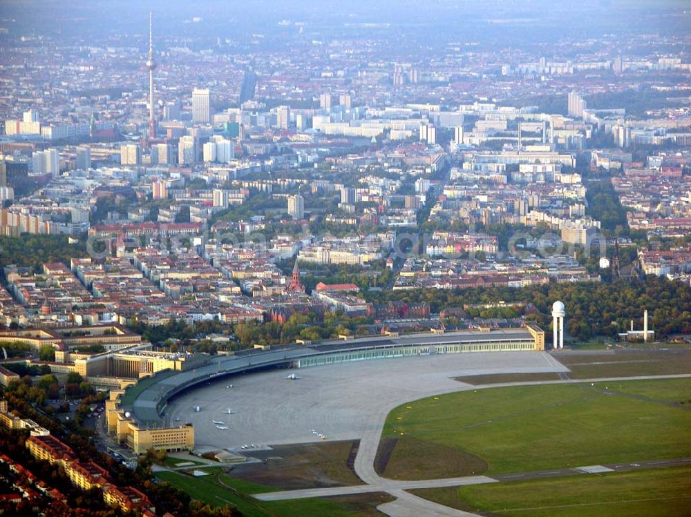 Berlin-Tempelhof from the bird's eye view: 05.10.2004 Blick auf den Flughafen in Berlin-Tempelhof.