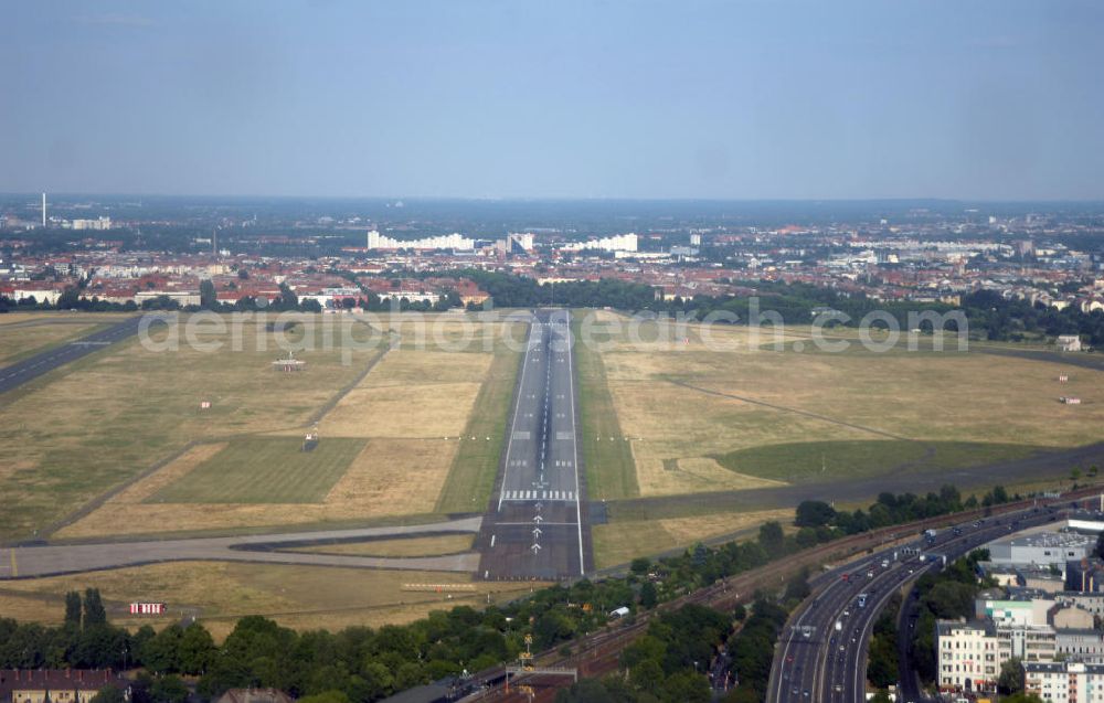 Aerial photograph Berlin - Blick auf den Flughafen Berlin-Tempelhof. Betreiber des Flughafens ist die Berliner Flughafen-Gesellschaft, eine Tochtergesellschaft der Flughafen Berlin-Schönefeld GmbH. Der Flughafen soll am 31. Oktober 2008 geschlossen werden.