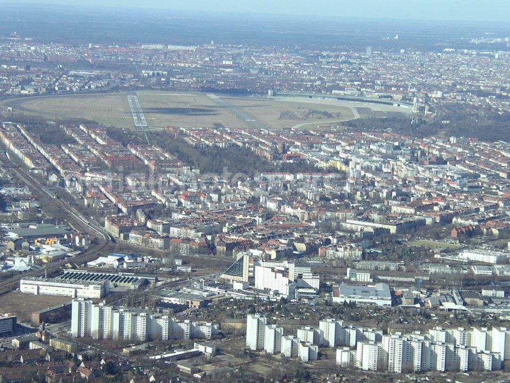 Aerial photograph Berlin - TEMPELHOF - Blick auf den Flughafen Berlin-Tempelhof in Nord-Süd-Richtung. 13.03.03