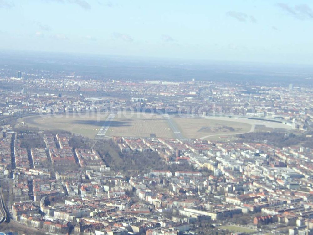 Berlin - TEMPELHOF from above - Blick auf den Flughafen Berlin-Tempelhof in Nord-Süd-Richtung. 13.03.03