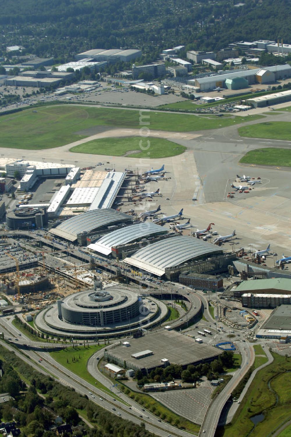 Hamburg from above - Blick auf den Flughafen Hamburg. Der Flughafen ist der internationale Flughafen der Hansestadt Hamburg. Er ist der älteste und fünftgrößte Flughafen Deutschlands. Mittlerweile gehört er zu Europas modernsten Flughäfen. Kontakt: Flughafen Hamburg GmbH, Flughafenstr. 1 - 3, 22335 Hamburg, Tel.: +49(0)405075 0, Fax: +49(0)405075 1234, E-Mail: fhg@ham.airport.de