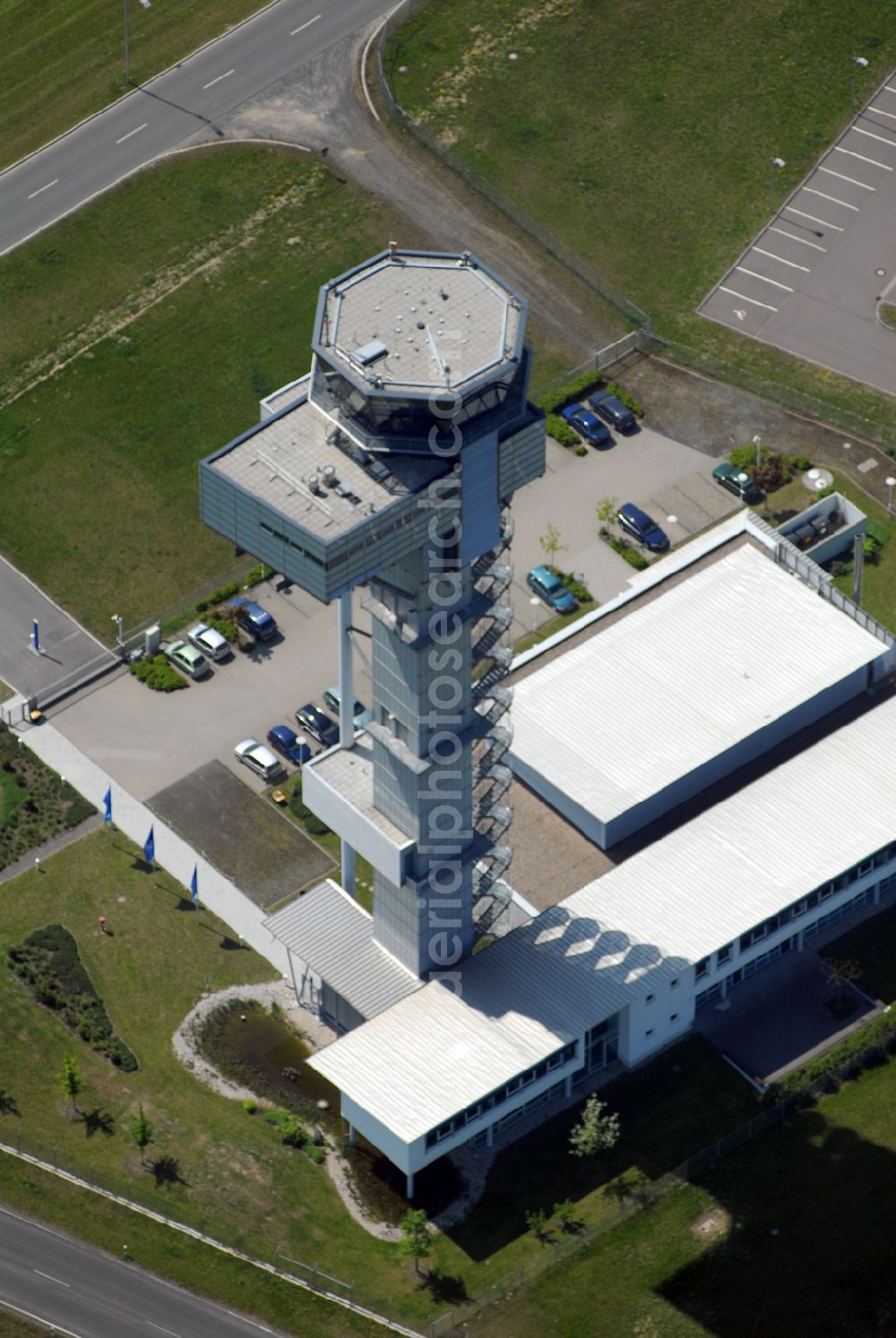 Leipzig-Schkeuditz from above - Blick auf den Flughafen Leipzig-Schkeuditz mit dem Baufeld für die neue Start- und Landebahn Süd. Mit dem Bau der Pisten wird das Luftdrehkreuz der Post-Tochter DHL eines der modernsten in Europa. Rund 290 Millionen Euro beträgt die Investition für die Landebahn Süd. Nach Erreichen seiner vollen Kapazität wird das DHL-Luftdrehkreuz voraussichtlich etwa 6000 Menschen beschäftigen. Geplante Ibetriebnahme der neuen Anlagen ist 2008.