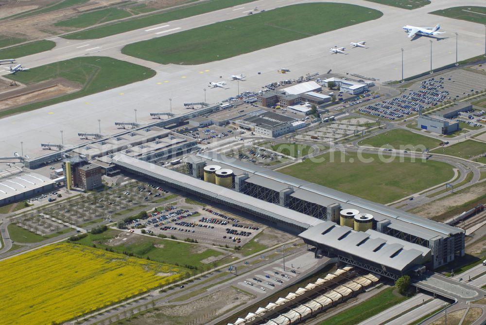 Leipzig-Schkeuditz from the bird's eye view: Blick auf den Flughafen Leipzig-Schkeuditz mit dem Baufeld für die neue Start- und Landebahn Süd. Mit dem Bau der Pisten wird das Luftdrehkreuz der Post-Tochter DHL eines der modernsten in Europa. Rund 290 Millionen Euro beträgt die Investition für die Landebahn Süd. Nach Erreichen seiner vollen Kapazität wird das DHL-Luftdrehkreuz voraussichtlich etwa 6000 Menschen beschäftigen. Geplante Ibetriebnahme der neuen Anlagen ist 2008.