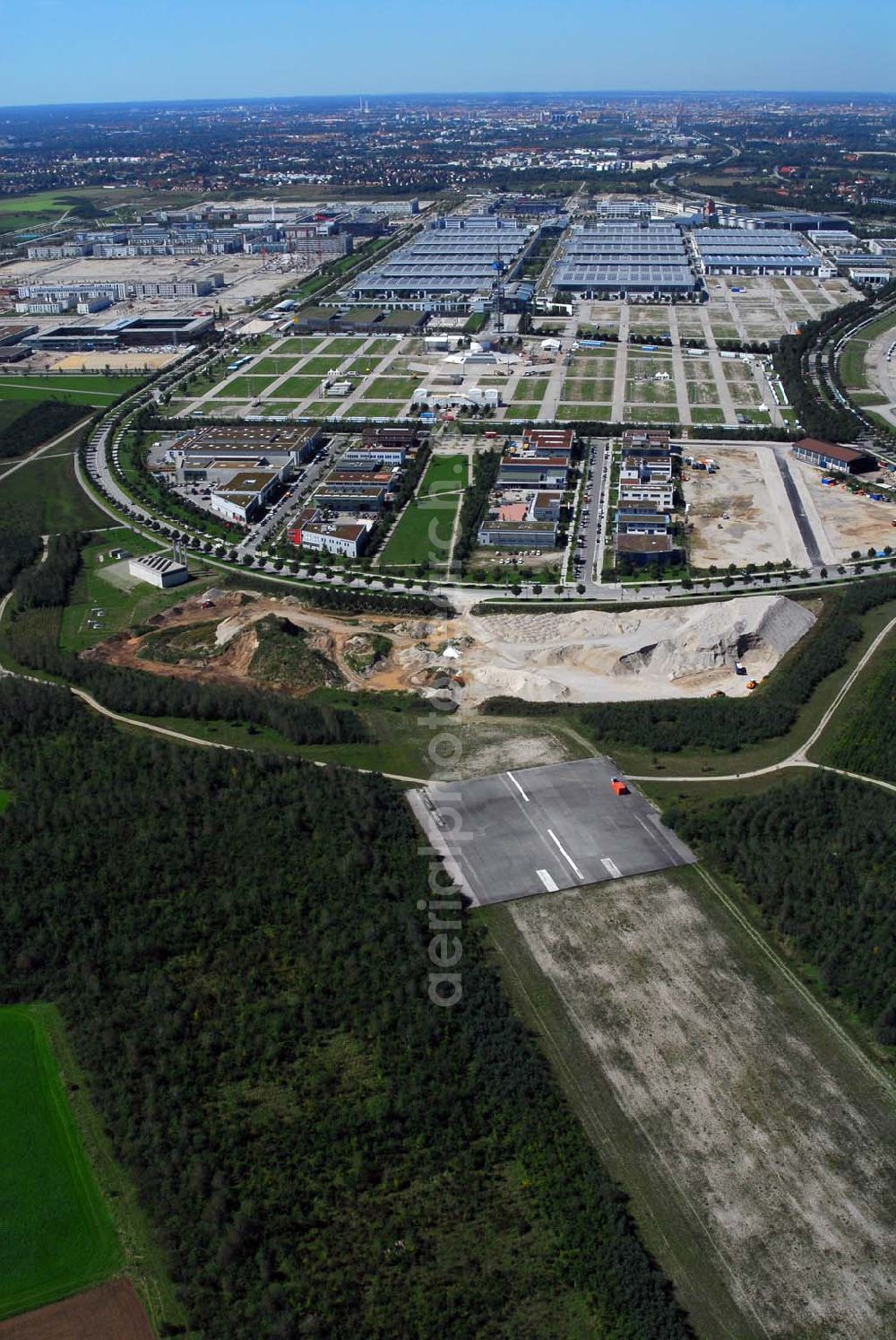 Aerial image Riem - München-Riem,01.09.2006,Ansicht des alten Flughafen München-Riem mit Teilen der alten Landebahn,Er wurde 1939 erbaut und 1992 geschlossen, Liegt zwischen der Olof-Palme-Straße und Willy-Brand-Allee,Wurde in den 90er zur Messestadt Riem umgestaltet,Am 29.10.1958 wurde die um 700 m verlängerte Landebahn in Betrieb genommen,Die Flughafenkennung MUC/EDDM ist nach Schließung auf den Flughafen Franz-Josef-Strauß bei Hallbergmoos übertragen, Ansprechpartner 1: Bayerisches Amt für Denkmalpflege,Hofgraben 4,80539 München,Tel.:+49 89-2114-0,Fax: +49 89-2114-300,eMail: poststelle@blfd.bayern.de, Ansprechpartner 2: Kontakt/Service Hotline Flughafen,Postfach 231755,85326 München, Tel.: +49 89-975-00,Fax: +49 89-975-57906;eMail: info@munich-airport.de;Achim Walder: