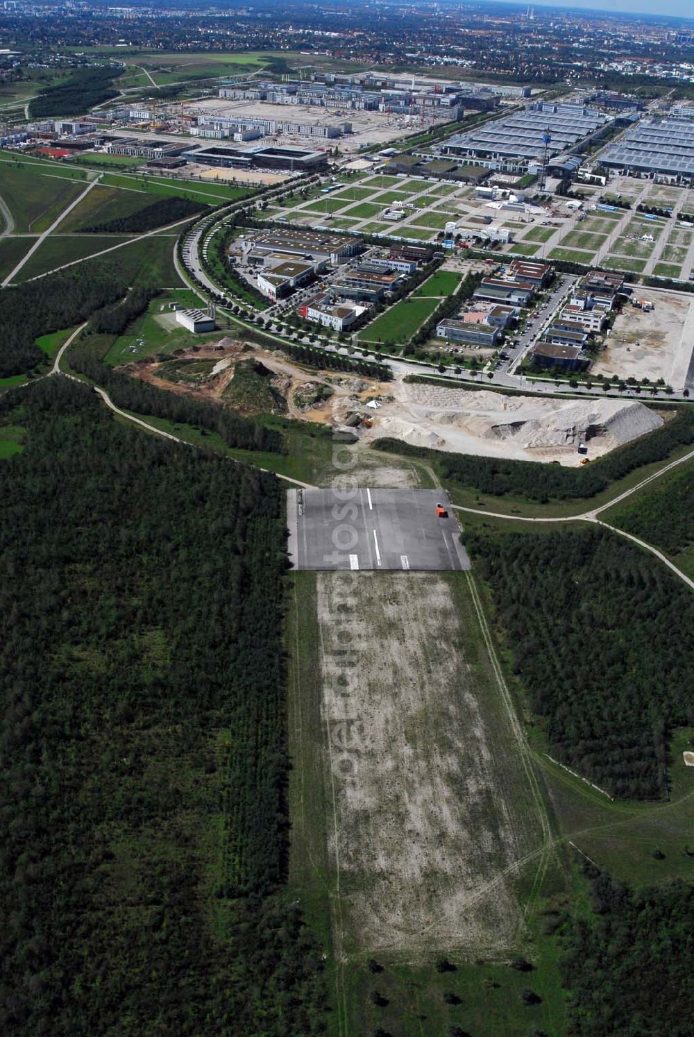 Aerial photograph Riem - München-Riem,01.09.2006,Ansicht des alten Flughafen München-Riem mit Teilen der alten Landebahn,Er wurde 1939 erbaut und 1992 geschlossen, Liegt zwischen der Olof-Palme-Straße und Willy-Brand-Allee,Wurde in den 90er zur Messestadt Riem umgestaltet,Am 29.10.1958 wurde die um 700 m verlängerte Landebahn in Betrieb genommen,Die Flughafenkennung MUC/EDDM ist nach Schließung auf den Flughafen Franz-Josef-Strauß bei Hallbergmoos übertragen, Ansprechpartner 1: Bayerisches Amt für Denkmalpflege,Hofgraben 4,80539 München,Tel.:+49 89-2114-0,Fax: +49 89-2114-300,eMail: poststelle@blfd.bayern.de, Ansprechpartner 2: Kontakt/Service Hotline Flughafen,Postfach 231755,85326 München, Tel.: +49 89-975-00,Fax: +49 89-975-57906;eMail: info@munich-airport.de;Achim Walder: