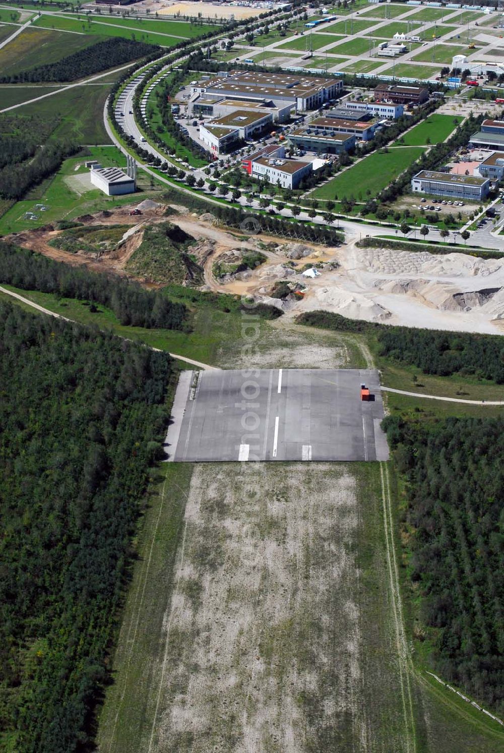 Riem from above - München-Riem,01.09.2006,Ansicht des alten Flughafen München-Riem mit Teilen der alten Landebahn,Er wurde 1939 erbaut und 1992 geschlossen, Liegt zwischen der Olof-Palme-Straße und Willy-Brand-Allee,Wurde in den 90er zur Messestadt Riem umgestaltet,Am 29.10.1958 wurde die um 700 m verlängerte Landebahn in Betrieb genommen,Die Flughafenkennung MUC/EDDM ist nach Schließung auf den Flughafen Franz-Josef-Strauß bei Hallbergmoos übertragen, Ansprechpartner 1: Bayerisches Amt für Denkmalpflege,Hofgraben 4,80539 München,Tel.:+49 89-2114-0,Fax: +49 89-2114-300,eMail: poststelle@blfd.bayern.de, Ansprechpartner 2: Kontakt/Service Hotline Flughafen,Postfach 231755,85326 München, Tel.: +49 89-975-00,Fax: +49 89-975-57906;eMail: info@munich-airport.de;Achim Walder: