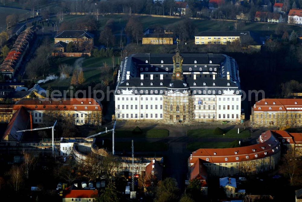 Wermsdorf from above - Blick auf fortgeschrittene Rekonstruktionsarbeiten an der Hubertusburg in Wermsdorf in Sachsen, dessen Bau im 18. Jahrhundert durch August den Starken veranlasst wurde.Der Neubau Johann Christoph von Naumanns aus dem Jahre 1721 - 1724 ersetzte das alte Jagdschloss Hubertusburg, benannt nach Sankt Hubertus, dem Schutzpatron der Jagd. Es ist das größte Schloss in Sachsen, mit viel Prunk in den Sälen, für rauschende Feste erbaut, die nach den Hofjagden stattfanden. Im Siebenjährigen Krieg (1756 - 1763) wurde das Schloss durch die Preußen geplündert, deshalb fehlen heute alle Einrichtungen aus der höfischen Zeit. Nur die katholische Schlosskapelle überstand die Plünderung.Durch den Frieden von Hubertusburg, der 1763 den Siebenjährigen Krieg beendete, ging das Schloss in die europäische Geschichte ein. http://