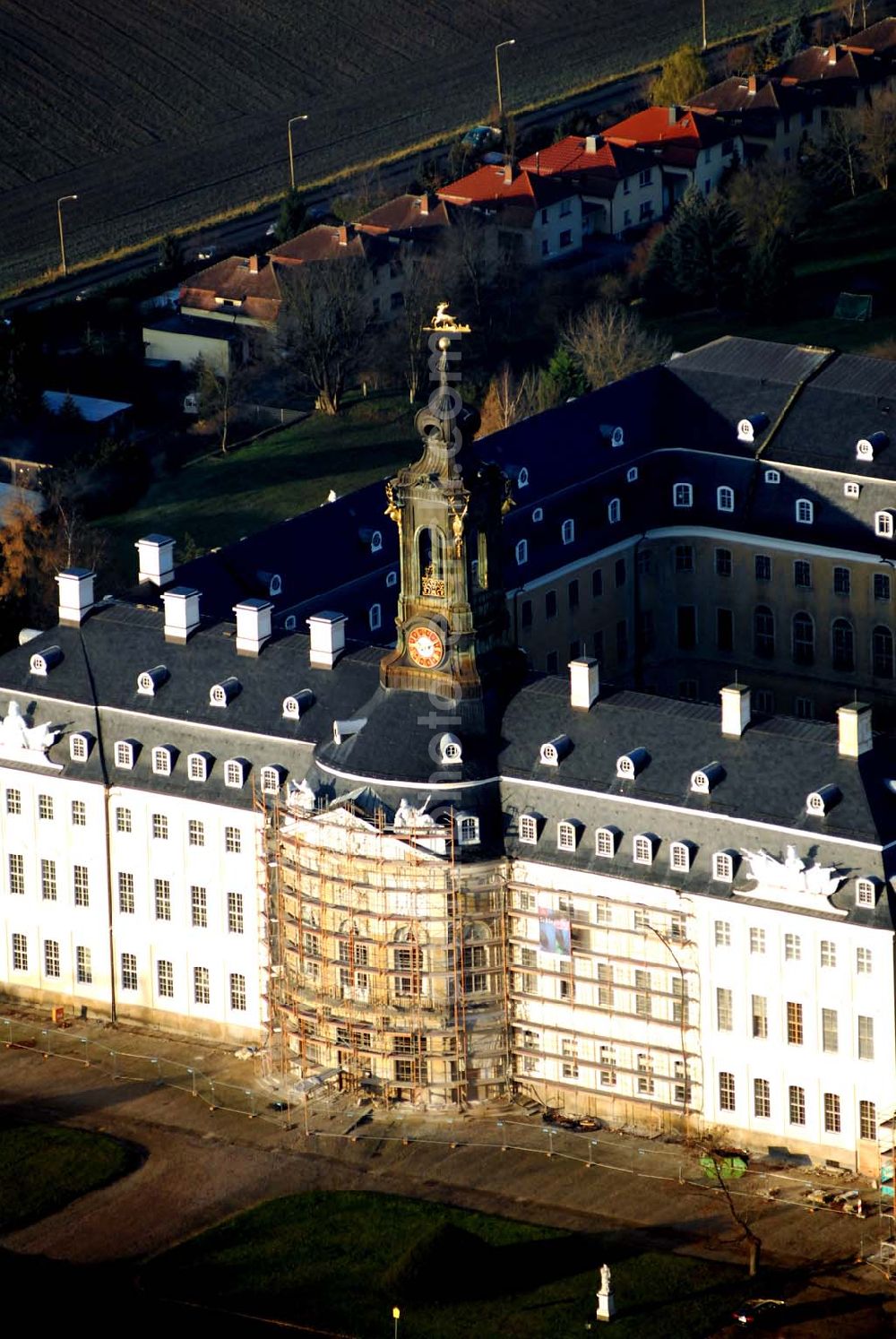 Aerial image Wermsdorf - Blick auf fortgeschrittene Rekonstruktionsarbeiten an der Hubertusburg in Wermsdorf in Sachsen, dessen Bau im 18. Jahrhundert durch August den Starken veranlasst wurde.Der Neubau Johann Christoph von Naumanns aus dem Jahre 1721 - 1724 ersetzte das alte Jagdschloss Hubertusburg, benannt nach Sankt Hubertus, dem Schutzpatron der Jagd. Es ist das größte Schloss in Sachsen, mit viel Prunk in den Sälen, für rauschende Feste erbaut, die nach den Hofjagden stattfanden. Im Siebenjährigen Krieg (1756 - 1763) wurde das Schloss durch die Preußen geplündert, deshalb fehlen heute alle Einrichtungen aus der höfischen Zeit. Nur die katholische Schlosskapelle überstand die Plünderung.Durch den Frieden von Hubertusburg, der 1763 den Siebenjährigen Krieg beendete, ging das Schloss in die europäische Geschichte ein. http://