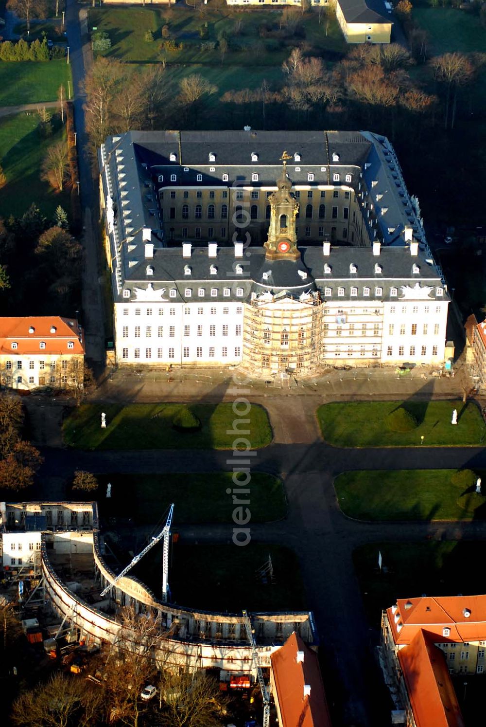 Wermsdorf from the bird's eye view: Blick auf fortgeschrittene Rekonstruktionsarbeiten an der Hubertusburg in Wermsdorf in Sachsen, dessen Bau im 18. Jahrhundert durch August den Starken veranlasst wurde.Der Neubau Johann Christoph von Naumanns aus dem Jahre 1721 - 1724 ersetzte das alte Jagdschloss Hubertusburg, benannt nach Sankt Hubertus, dem Schutzpatron der Jagd. Es ist das größte Schloss in Sachsen, mit viel Prunk in den Sälen, für rauschende Feste erbaut, die nach den Hofjagden stattfanden. Im Siebenjährigen Krieg (1756 - 1763) wurde das Schloss durch die Preußen geplündert, deshalb fehlen heute alle Einrichtungen aus der höfischen Zeit. Nur die katholische Schlosskapelle überstand die Plünderung.Durch den Frieden von Hubertusburg, der 1763 den Siebenjährigen Krieg beendete, ging das Schloss in die europäische Geschichte ein. http://