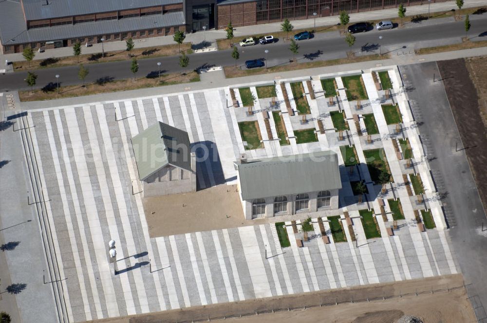 Berlin from the bird's eye view: Blick auf das Forum Adlershof Berlin. Diese 7000 qm Freifläche wurde nach Entwürfen des Landschaftsarchitekturbüros HäfneR / Jiménez seit 2007 umgestaltet. Sier soll als Treffpunkt, Marktplatz, Versammlungs- und Veranstaltungsort fungieren, aber auch zum Verweilen einladen. Kontakt: HÄFNER / JIMENEZ, Büro für Landschaftsarchitektur, Schwedter Straße 263, 10119 Berlin, tel. +49 (0)30 28 39 13 03, fax +49 (0)30 28 39 13 12, email info@haefner-jimenez.de