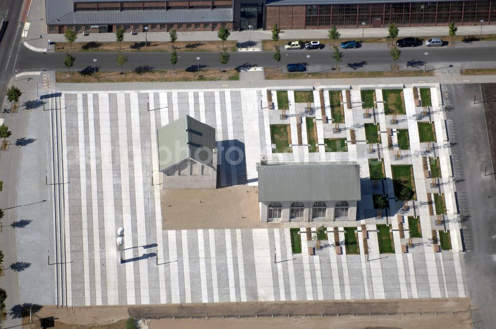 Aerial image Berlin - Blick auf das Forum Adlershof Berlin. Diese 7000 qm Freifläche wurde nach Entwürfen des Landschaftsarchitekturbüros HäfneR / Jiménez seit 2007 umgestaltet. Sier soll als Treffpunkt, Marktplatz, Versammlungs- und Veranstaltungsort fungieren, aber auch zum Verweilen einladen. Kontakt: HÄFNER / JIMENEZ, Büro für Landschaftsarchitektur, Schwedter Straße 263, 10119 Berlin, tel. +49 (0)30 28 39 13 03, fax +49 (0)30 28 39 13 12, email info@haefner-jimenez.de