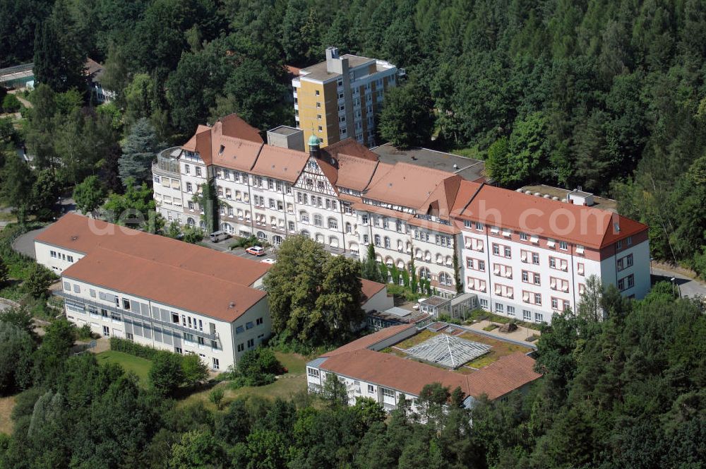 Aerial image Engelthal - Blick auf die Frankenalb-Klinik Engelthal. Sie ist eine Fachklinik für Psychiatrie, Suchtrehabilitation und Psychotherapie. Sie unterliegt der Trägerschaft des Bezirks Mittelfranken. Die Klinik wurde 1898 auf dem Reschenberg erbaut und 1900 als Lungenheilstätte mit 100 Betten in Betrieb genommen. Zwischenzeitlich war sie ein Kinderheim im Zweiten Weltkrieg. Seit 1973 ist sie eine Klinik, die sich auf die Behandlung von psychischen und psychosomatischen Erkrankungen spezialisiert hat. Kontakt: Frankenalb-Klinik Engelthal Reschenbergstraße 20, 91238 Engelthal, Tel. +49 (0)9158 926 0, Fax +49 (0)9158 926 199, Email frankenalbklinik@bezirkskliniken-mfr.de