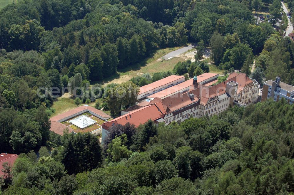 Engelthal from above - Blick auf die Frankenalb-Klinik Engelthal. Sie ist eine Fachklinik für Psychiatrie, Suchtrehabilitation und Psychotherapie. Sie unterliegt der Trägerschaft des Bezirks Mittelfranken. Die Klinik wurde 1898 auf dem Reschenberg erbaut und 1900 als Lungenheilstätte mit 100 Betten in Betrieb genommen. Zwischenzeitlich war sie ein Kinderheim im Zweiten Weltkrieg. Seit 1973 ist sie eine Klinik, die sich auf die Behandlung von psychischen und psychosomatischen Erkrankungen spezialisiert hat. Kontakt: Frankenalb-Klinik Engelthal Reschenbergstraße 20, 91238 Engelthal, Tel. +49 (0)9158 926 0, Fax +49 (0)9158 926 199, Email frankenalbklinik@bezirkskliniken-mfr.de