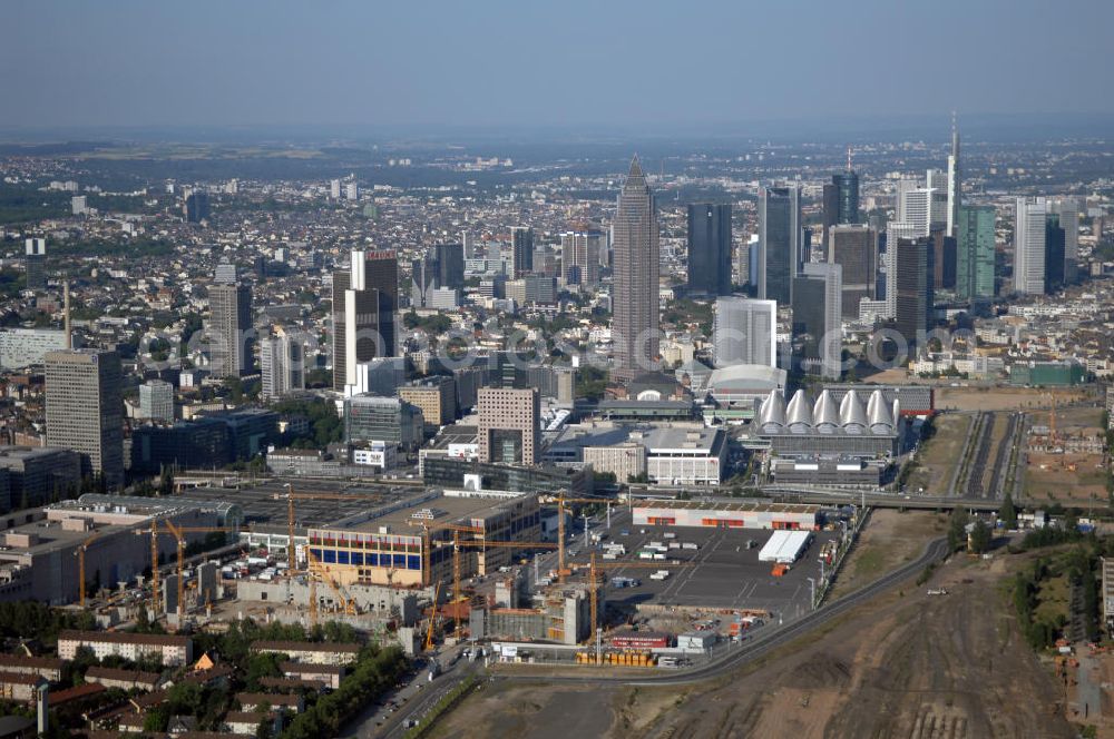 Aerial image Frankfurt am Main - Blick zur Frankfurter Innenstadt. Zu sehen sind Wohngebiete,, Geschäfts- und Industriebauten, sowie die Wolkenkratzer der City und Umgebung. Diese gehören zu den höchsten Gebäuden Europas. Presse- und Informationsamt Römerberg 32, 60311 Frankfurt am Main, Tel. +49 (0)69 212 40000, Fax +49 (0)69 212 33576