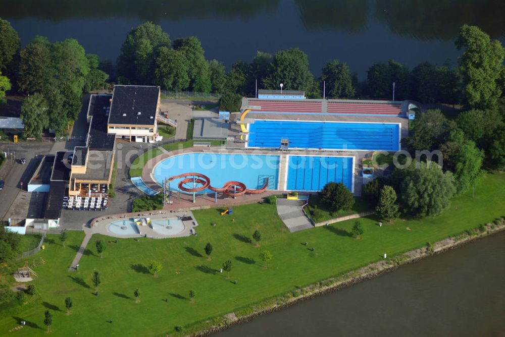 Aerial image KOBLENZ - Blick auf das Freibad Oberwerth. Das Freibad liegt direkt am Rhein und alle Becken werden solarbeheizt. Kontakt: Haydnstrasse 1-3, 56075 Koblenz, Tel. 0261 129-1575