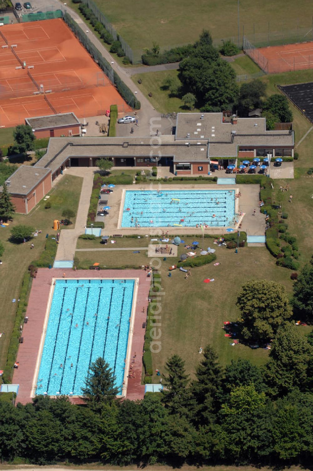 Aerial photograph Pappenheim - Blick auf das Freibad in Pappenheim. Es bietet verschiedene Becken, Beachvolleyball, Liegewiese, Spielplatz, Kurse, etc. Adresse: Freibad Pappenheim, Schützenstr. 18, 91788 Pappenheim, Tel. +49 (0)9143 60695