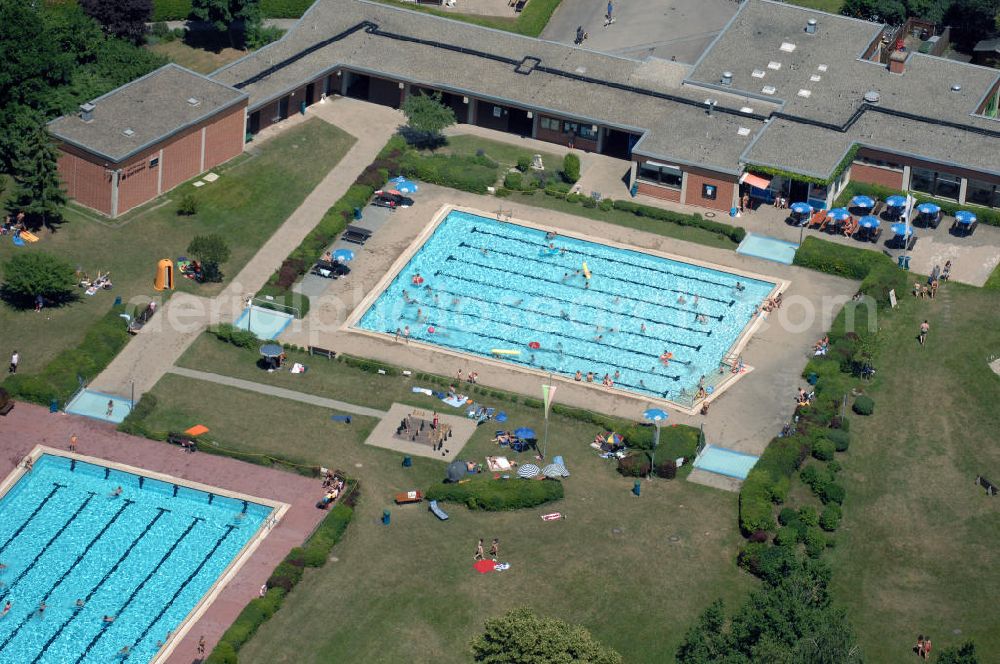 Pappenheim from above - Blick auf das Freibad in Pappenheim. Es bietet verschiedene Becken, Beachvolleyball, Liegewiese, Spielplatz, Kurse, etc. Adresse: Freibad Pappenheim, Schützenstr. 18, 91788 Pappenheim, Tel. +49 (0)9143 60695