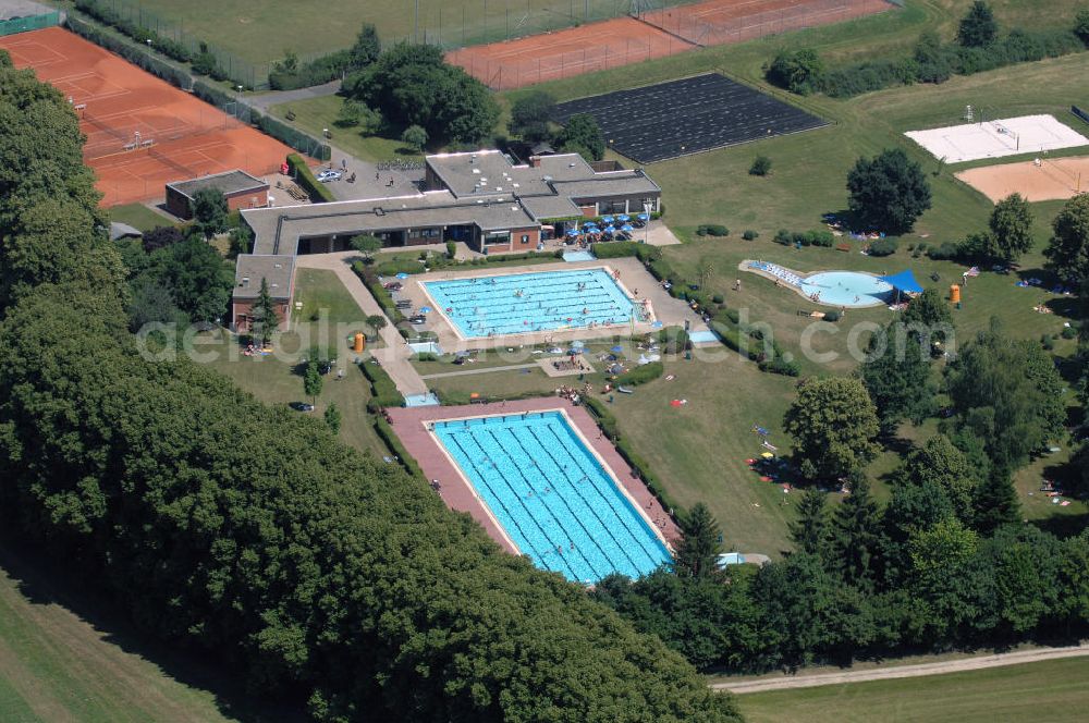 Pappenheim from the bird's eye view: Blick auf das Freibad in Pappenheim. Es bietet verschiedene Becken, Beachvolleyball, Liegewiese, Spielplatz, Kurse, etc. Adresse: Freibad Pappenheim, Schützenstr. 18, 91788 Pappenheim, Tel. +49 (0)9143 60695