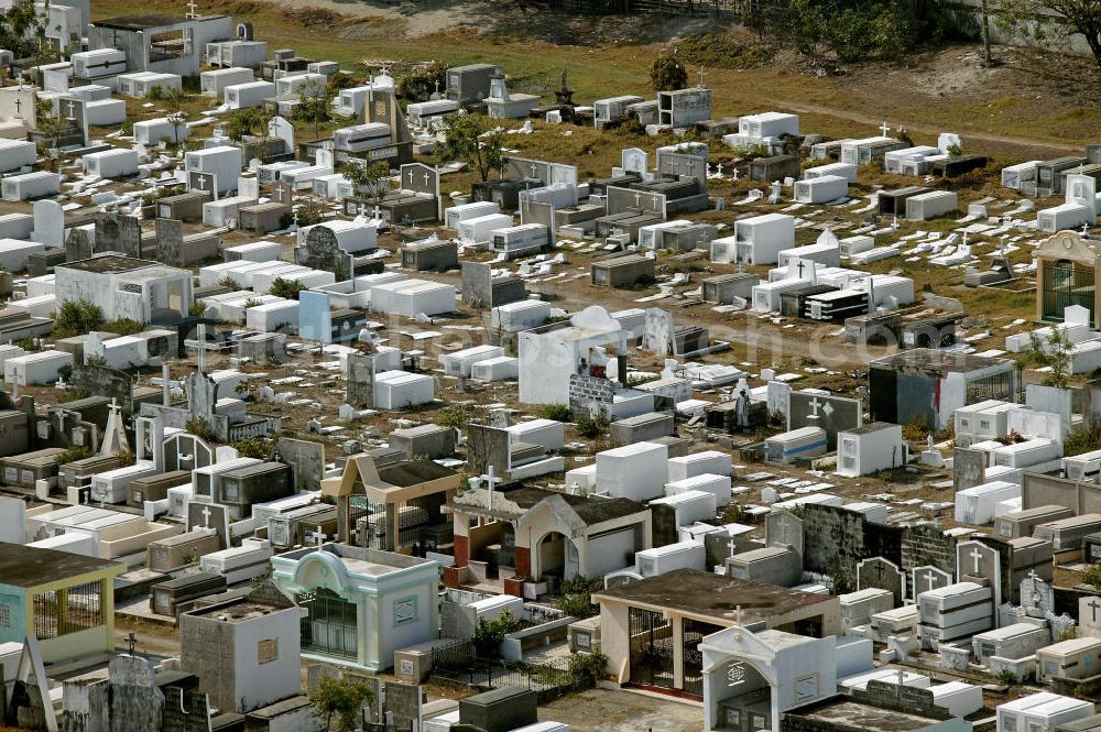 Lingayen from the bird's eye view: Blick auf den Friedhof von Lingayen. Die Philippinen sind das größte christlich geprägte Land in Südostasien. Die Mehrzahl der Filipinos sind Katholiken. View of the graveyard of Lingayen. The Philippines are the largest Christian-influenced country in Southeast Asia. The majority of Filipinos are Catholics.