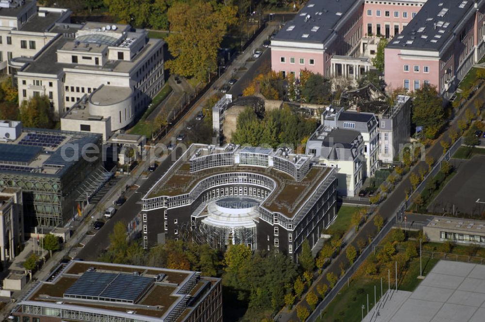 Berlin from above - Blick auf die Friedrich-Ebert-Stiftung im Berliner Botschaftsviertel. Die FES ist die größte und älteste parteinahe Stiftung in Deutschland. Sie wurde nach dem sozialdemokratischen deutschen Reichspräsidenten Friedrich Ebert benannt. Die von ihm selbst in seinem Testament angeregte Stiftung wurde kurz nach seinem Tod 1925 gegründet. Hauptaufgabe der Stiftung ist der Diskriminierung der Arbeiter auf dem Gebiet der Bildung entgegenzuwirken. Links im Bild sieht man noch den Eingangsbereich der Botschaft der Vereinigten Arabischen Emirate. Nach oben hingehend kann man die Landesvertretung von Nordrhein-Westfalen und die Japanische Botschaft sehen. Hinter dem Gebäude der Friedrich-Ebert-Stiftung befindet sich die Italienische Botschaft. Kontakt: Friedrich-Ebert-Stiftung, Hiroshimastraße 17, 10785 Berlin, Tel. +49(0)30 26935 7000, Achim Walder: