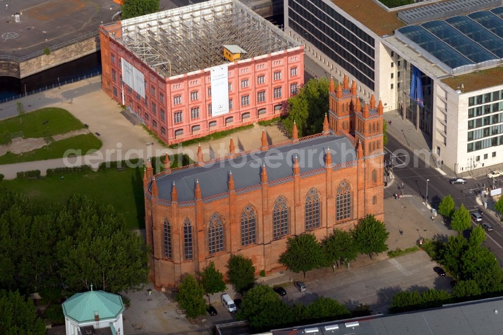 Berlin from the bird's eye view: Overlooking the Friedrichswerder Church on Werderscher Markt in Berlin Mitte. The church was built in 1824-1831 by Karl Friedrich Schinkel. In the city she was the first Gothic church. Centered on the left side is still a part of Schinkelplatz seen. Above the Friedrichswerder church are the model of the School of Architecture and the Foreign Office