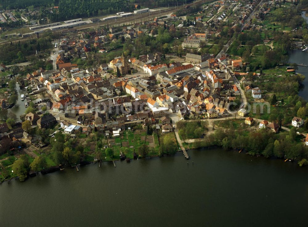 Fürstenberg from above - Blick auf Fürstenberg / Havel am Ufer des Baalensee am südlichen Rand der Mecklenburgischen Seenplatte. Markantes Gebäude ist die Evangelische Stadtkirche am Marktplatz. Sie wurde 1845 von Friedrich Wilhelm Buttel erbaut.