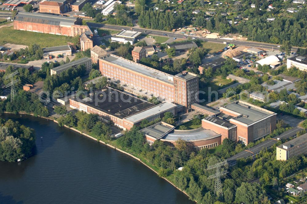 Aerial image Berlin - Blick auf das Funkhaus Berlin Nalepastraße in Treptow-Köpenick. Das Funkhaus wurde in den 1950er Jahren an der Spree erbaut und diente bis zur Wende als Rundfunkzentrum aller überregionalen DDR-Radiosender. Seit 2007 wird der Bau wieder genutzt und bietet Aufnahmestudios, Bürofläschen, Proberäume und Veranstaltungssäle zur Miete an. Kontakt: Keshet Geschäftsführungs GmbH & Co. Rundfunk-Zentrum Berlin KG, Nalepastraße 18-50, 12459 Berlin -