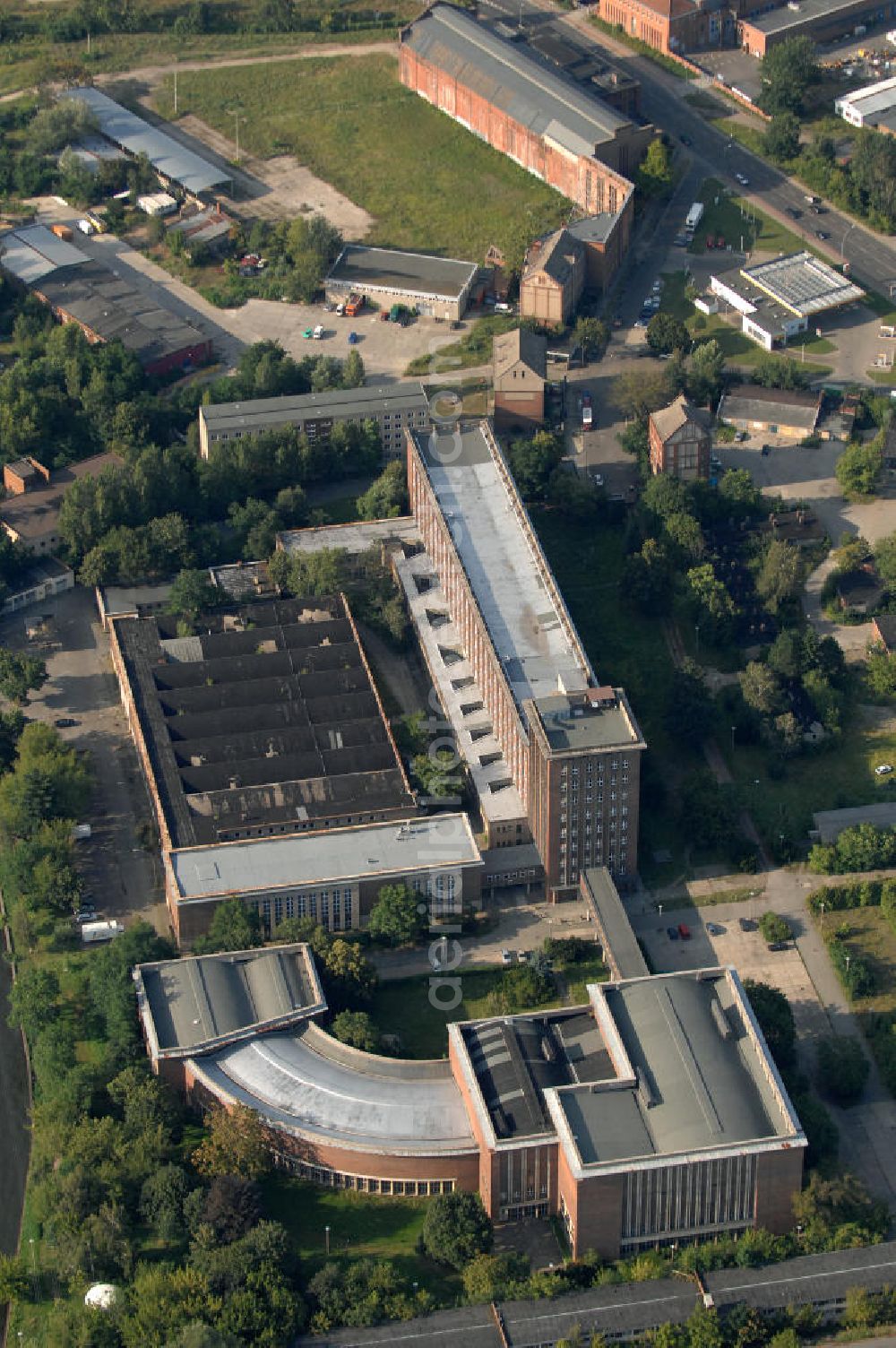 Aerial photograph Berlin - Blick auf das Funkhaus Berlin Nalepastraße in Treptow-Köpenick. Das Funkhaus wurde in den 1950er Jahren an der Spree erbaut und diente bis zur Wende als Rundfunkzentrum aller überregionalen DDR-Radiosender. Seit 2007 wird der Bau wieder genutzt und bietet Aufnahmestudios, Bürofläschen, Proberäume und Veranstaltungssäle zur Miete an. Kontakt: Keshet Geschäftsführungs GmbH & Co. Rundfunk-Zentrum Berlin KG, Nalepastraße 18-50, 12459 Berlin -