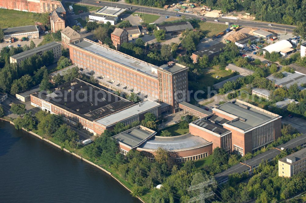 Berlin from above - Blick auf das Funkhaus Berlin Nalepastraße in Treptow-Köpenick. Das Funkhaus wurde in den 1950er Jahren an der Spree erbaut und diente bis zur Wende als Rundfunkzentrum aller überregionalen DDR-Radiosender. Seit 2007 wird der Bau wieder genutzt und bietet Aufnahmestudios, Bürofläschen, Proberäume und Veranstaltungssäle zur Miete an. Kontakt: Keshet Geschäftsführungs GmbH & Co. Rundfunk-Zentrum Berlin KG, Nalepastraße 18-50, 12459 Berlin -