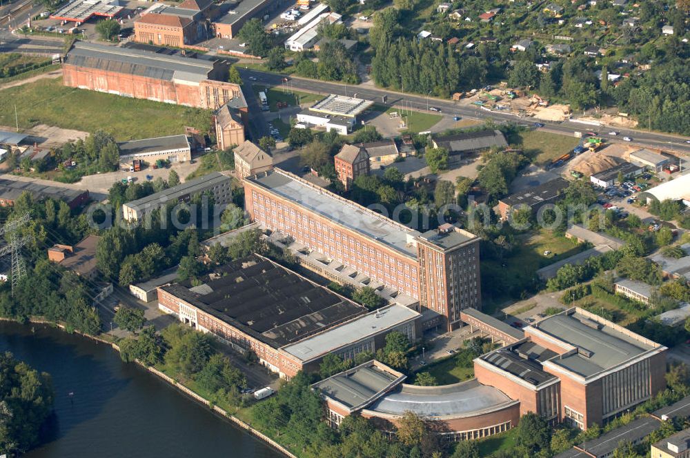 Berlin from the bird's eye view: Blick auf das Funkhaus Berlin Nalepastraße in Treptow-Köpenick. Das Funkhaus wurde in den 1950er Jahren an der Spree erbaut und diente bis zur Wende als Rundfunkzentrum aller überregionalen DDR-Radiosender. Seit 2007 wird der Bau wieder genutzt und bietet Aufnahmestudios, Bürofläschen, Proberäume und Veranstaltungssäle zur Miete an. Kontakt: Keshet Geschäftsführungs GmbH & Co. Rundfunk-Zentrum Berlin KG, Nalepastraße 18-50, 12459 Berlin -