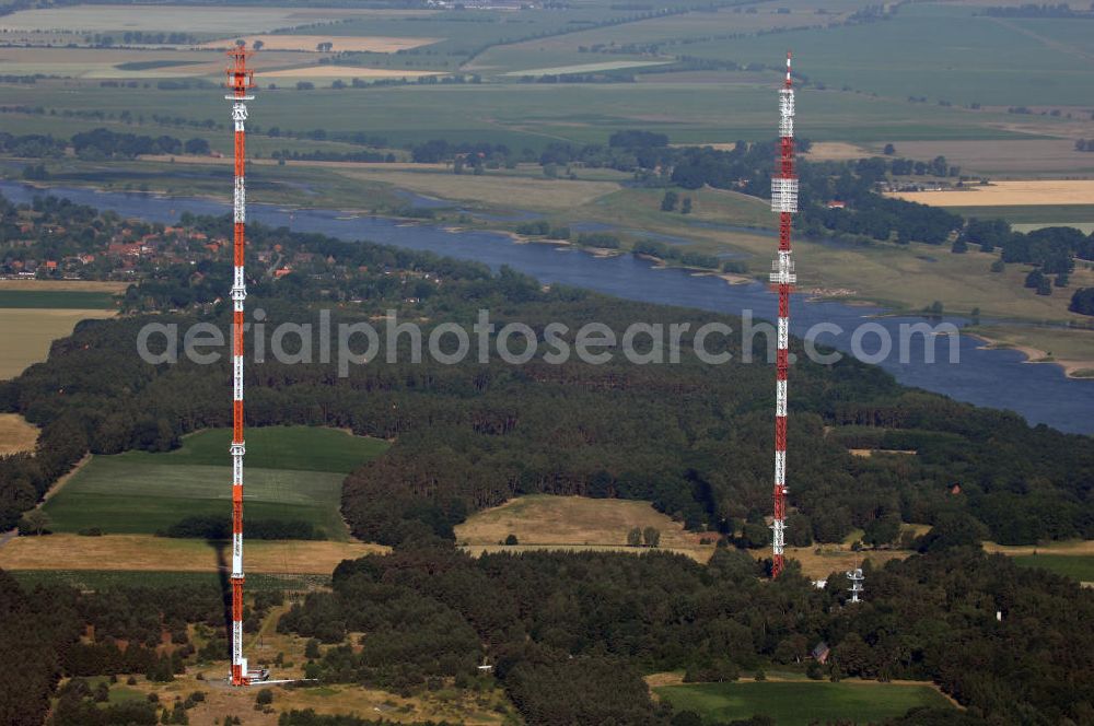 Höhbeck from the bird's eye view: Blick auf die Funktürme Höhbeck. Der Sender Höhbeck (interne Bezeichnung: Funkübertragungsstelle Gartow 1/2) ist eine Sendeanlage der Deutschen Telekom AG für Richtfunk sowie zur Verbreitung von Fernseh- und UKW-Programmen, welche auf dem Höhbeck im Landkreis Lüchow-Dannenberg liegt. Als Antennenträger werden zwei abgespannte Stahlfachwerkmasten verwendet, die 327 m und 344 m hoch sind. Letzterer ist außerdem mit einer Windmessanlage ausgestattet.