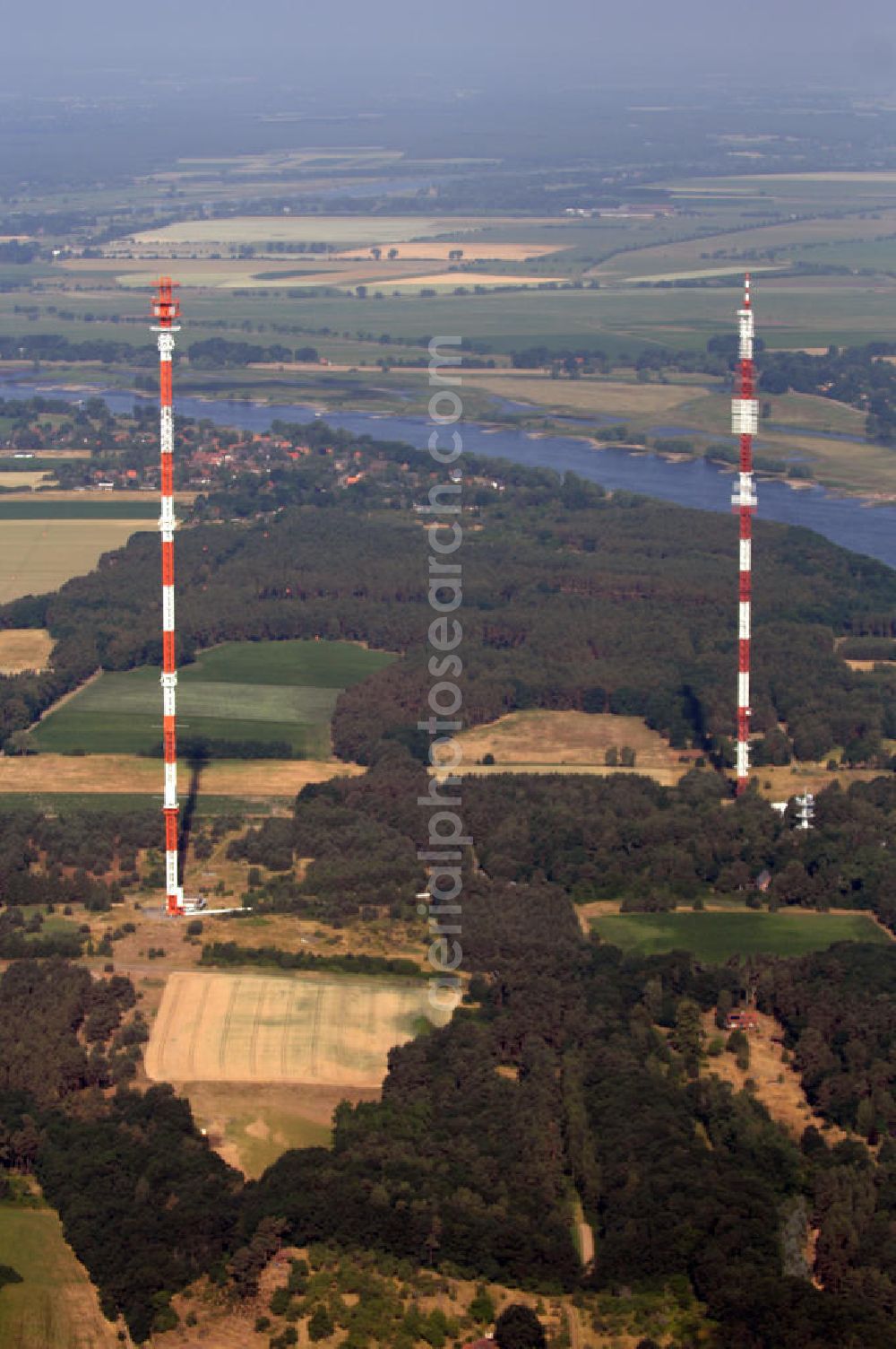 Aerial image Höhbeck - Blick auf die Funktürme Höhbeck. Der Sender Höhbeck (interne Bezeichnung: Funkübertragungsstelle Gartow 1/2) ist eine Sendeanlage der Deutschen Telekom AG für Richtfunk sowie zur Verbreitung von Fernseh- und UKW-Programmen, welche auf dem Höhbeck im Landkreis Lüchow-Dannenberg liegt. Als Antennenträger werden zwei abgespannte Stahlfachwerkmasten verwendet, die 327 m und 344 m hoch sind. Letzterer ist außerdem mit einer Windmessanlage ausgestattet.