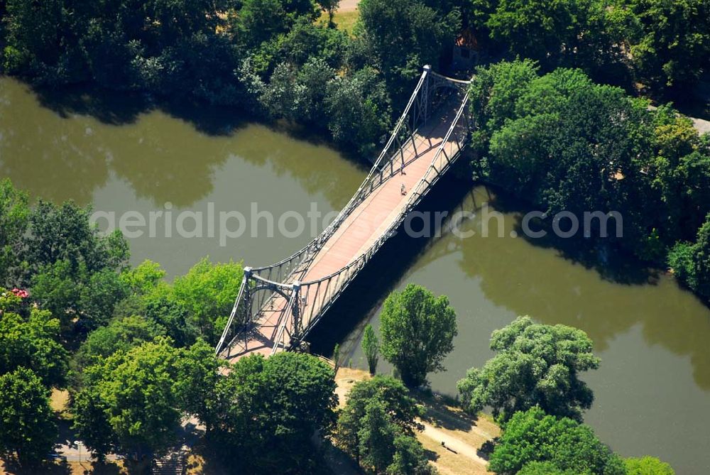 Aerial image Halle/Saale - Blick auf eine Fußgängerbrücke in Halle, die über die Saale auf die Pleißnitzinsel führt