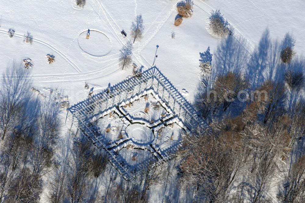 Aerial photograph Berlin - Blick auf den Garten des wiedergewonnenen Mondes im winterlich verschneiten Chinesischen Garten im Erholungspark Marzahn. Der Erholungspark Marzahn liegt im Berliner Bezirk Marzahn-Hellersdorf am nördlichen Fuß des Kienbergs und wurde am 9. Mai 1987 anlässlich der 750-Jahr-Feier von Berlin als Berliner Gartenschau und Geschenk der Gärtner an die Hauptstadt der DDR (Ost-Berlin) eröffnet und sollte somit ein Gegenstück zum Britzer Garten im damaligen West-Berlin darstellen. 1991 wurde die Berliner Gartenschau nicht nur in Erholungspark Marzahn umbenannt, sondern auch umgebaut: Große Spiel- und Liegewiesen sowie neue Spielplätze entstanden, Bäume wurden gepflanzt und Sondergärten überarbeitet und erweitert. Der neu gestaltete Park sollte den 300.000 Bewohnern der umliegenden Großsiedlungen als vielfältig nutzbare Erholungslandschaft dienen. Seit Oktober 2000 ist diese durch ihre Gärten der Welt auch weit über die Stadtgrenzen hinaus bekannt. 2005 wurde der Chinesische Garten im Erholungspark Marzahn als drittschönste Parkanlage Deutschlands ausgezeichnet. Außerdem gehört der Erholungspark zu den 365 Orten im Land der Ideen.