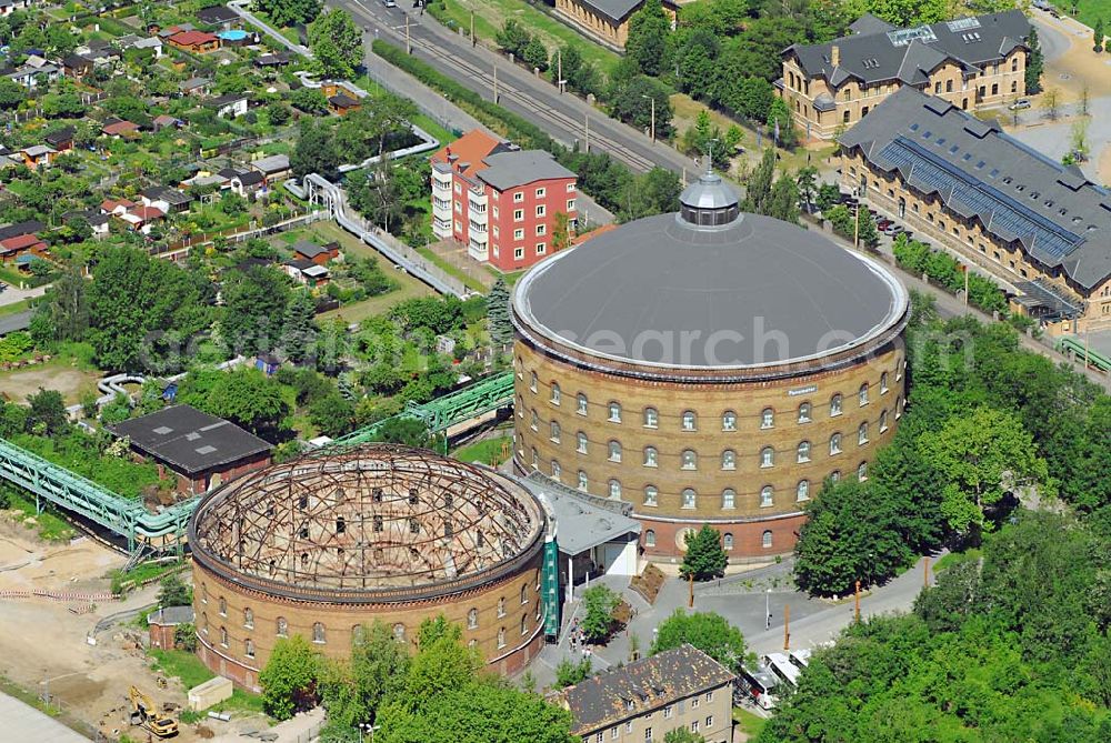 Aerial image Leipzig - Blick auf das Gasometer (Gasometer (Panometer) Leipzig, Richard-Lehmann-Str. 114, 04275 Leipzig, Telefon: 0341-1213397, Telefax: 0341.1213389) an der B2, das heute als Museum dient