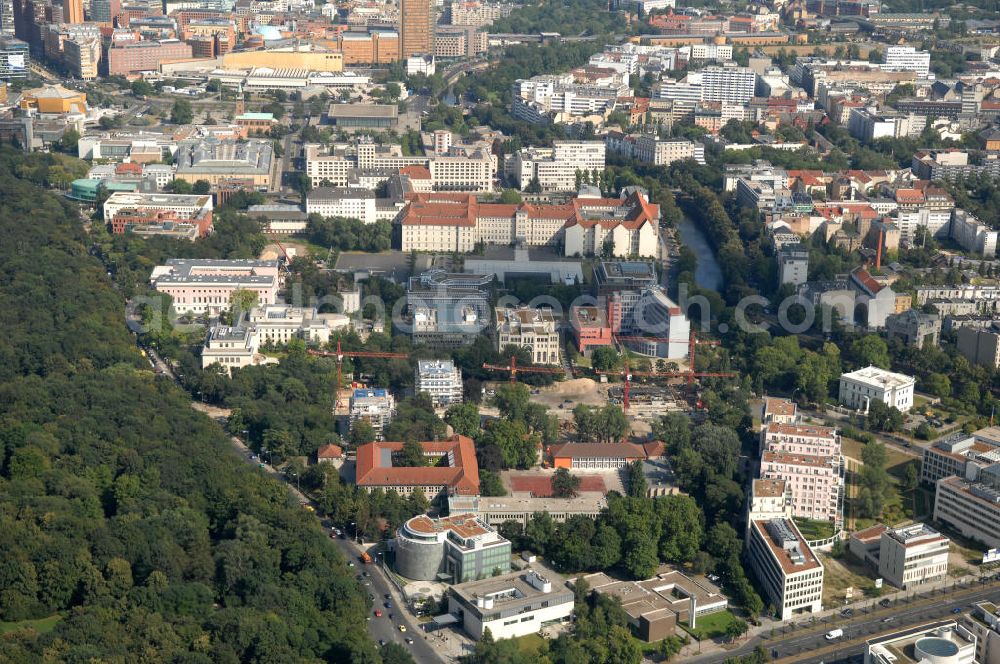 Aerial image Berlin - Blick auf das Gebiet zwischen dem Tiergarten und dem Reichpietschufer. Im Hintergrund ist der Potsdamer Platz.