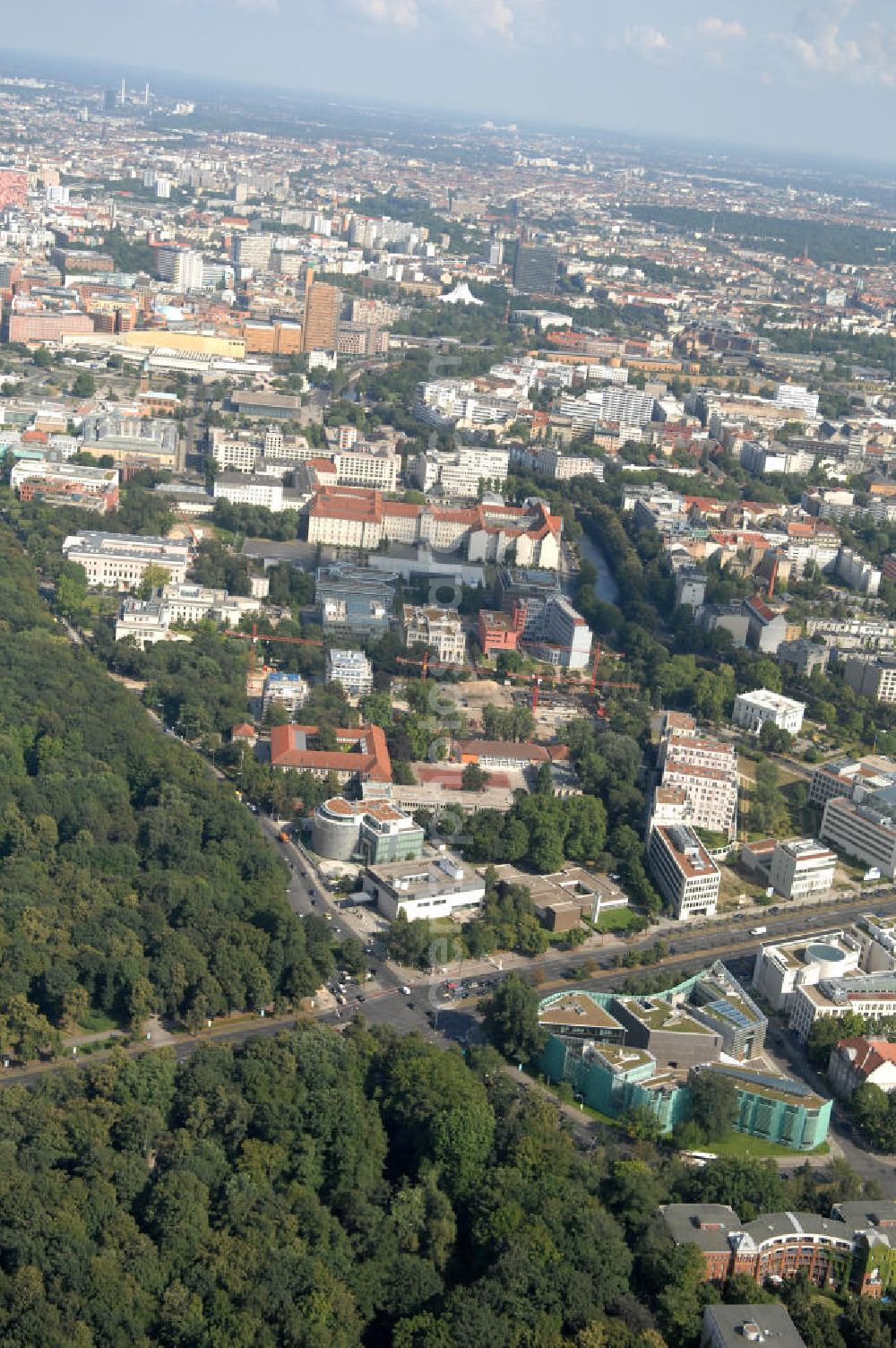 Aerial photograph Berlin - Blick auf das Gebiet zwischen dem Tiergarten und dem Reichpietschufer. Im Hintergrund ist der Potsdamer Platz.