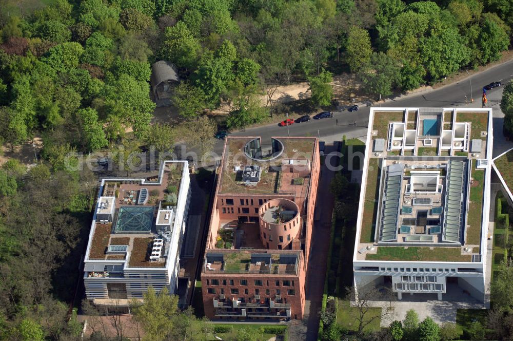 Berlin from above - Blick auf Gebäude des Botschaftsviertels am Berliner Tiergarten, u.a. die Landesvertretung Baden-Württembergs. Adresse: Tiergartenstr. 15, 10785 Berlin, Tel. +49 (0)30 25 456 0, Fax: +49 (0)30 25 456 499, poststelle@lvtberlin.bwl.de