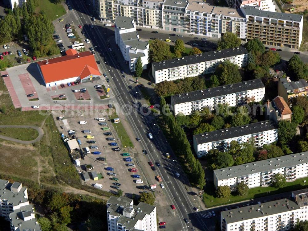 Aerial photograph Berlin - 07.10.2004 Blick auf das Gebäude des ehem. Grenzübergangs in der Heinrich-Heine Straße in Berlin-Mitte.