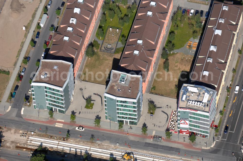 Berlin from above - Blick auf Gebäude der Rudower Chaussee in Berlin-Adlershof. Zu sehen ist das Wolfgang-Köhler-Haus (li.), wo das Institut der Psychologie der HU untergebracht ist, das Alfred-Rühl-Haus (m.) mit dem Geographischen Insitut der HU, als auch das 3-Sterne Airporthotel (re.).