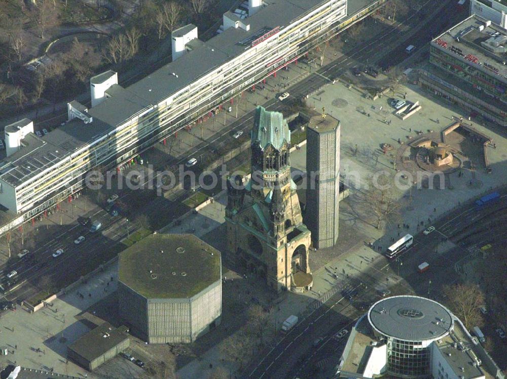 Berlin from above - 07.02.2005, Blick auf die Gedächtniskirche in Berlin Charlottenburg, Breitscheidplatz / Kurfürstendamm, Berlin (Charlottenburg),Im Zweiten Weltkrieg wurde die Kirche stark zerstört und steht seitdem als Mahnmal, für die sinnlose Zerstörung des Krieges. Umgeben ist der hohle Zahn von mehreren architektonisch modernen Gebäuden der Kirche, in denen sich u.a. eine Gedenkhalle befindet. Dieses Nebeneinan der von Alt und Neu soll die Vergangenheit mit der Zukunft verbinden.