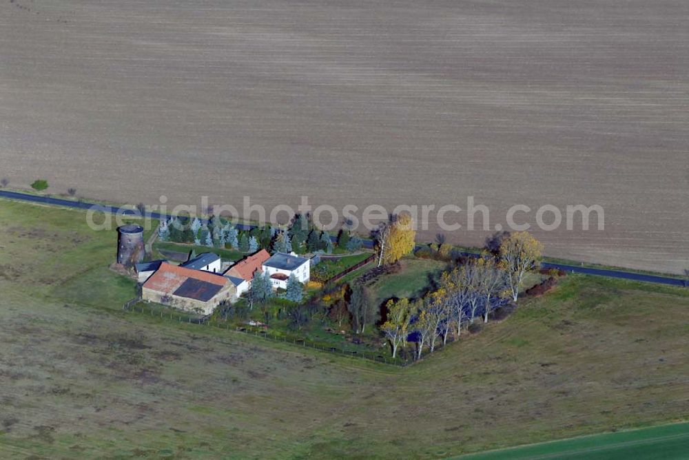 Aerial image Globig-Bleddin - Blick auf ein Gehöft zwischen Globig-Bleddin und Bleddin in Sachsen-Anhalt gelegen. Roth Herbert, Elbstr.1, 034927-2 02 68, Roth Viktor, Elbstr. 16, 034927-2 03 04, 06901 Globig-Bleddin