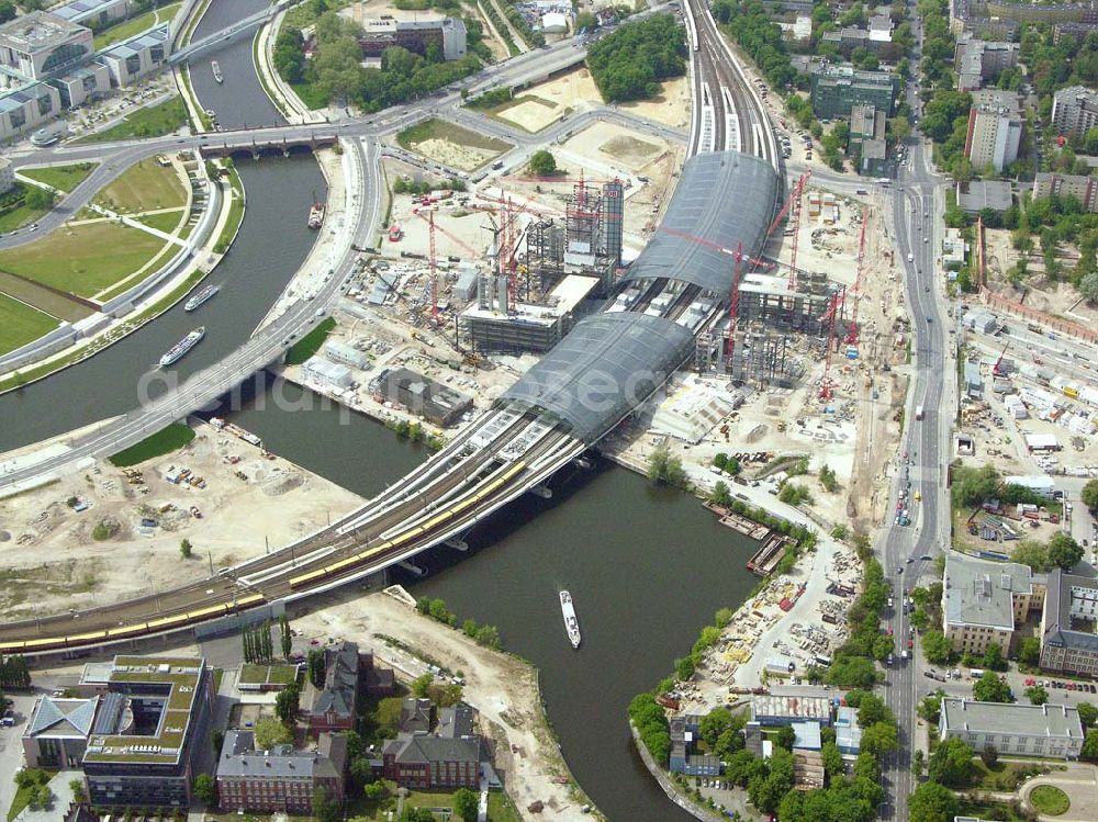 Berlin from above - Ausbau des Berliner Hauptbahnhofes / Lehrter Bahnhof am Berliner Spreebogen zum Regierungsviertel in Berlin-Tiergarten.