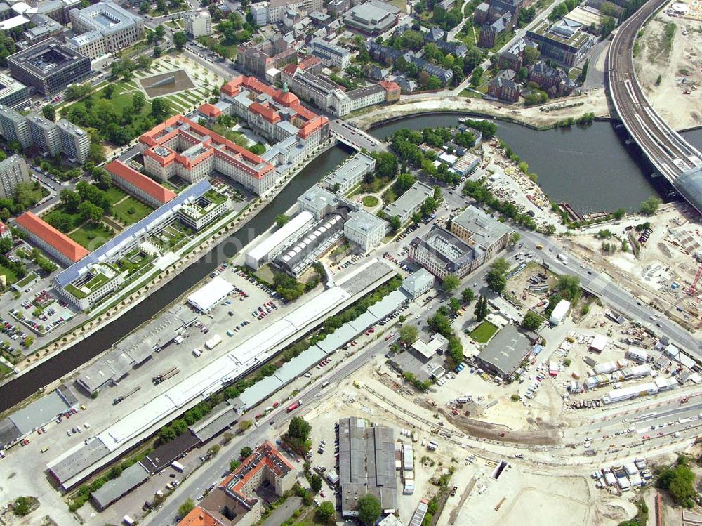 Berlin from the bird's eye view: Blick auf das Gelände des Bundes-Wirtschaftsministeriums (ehem. DDR-Regierungskrankenhaus) an der Scharnhorststraße / Invalidenstraße in Berlin-Mitte. Am Spreeufer gegenüber befindet sich das Ausstellungsgelände des ehem. Hamburger Bahnhofes in Moabit.