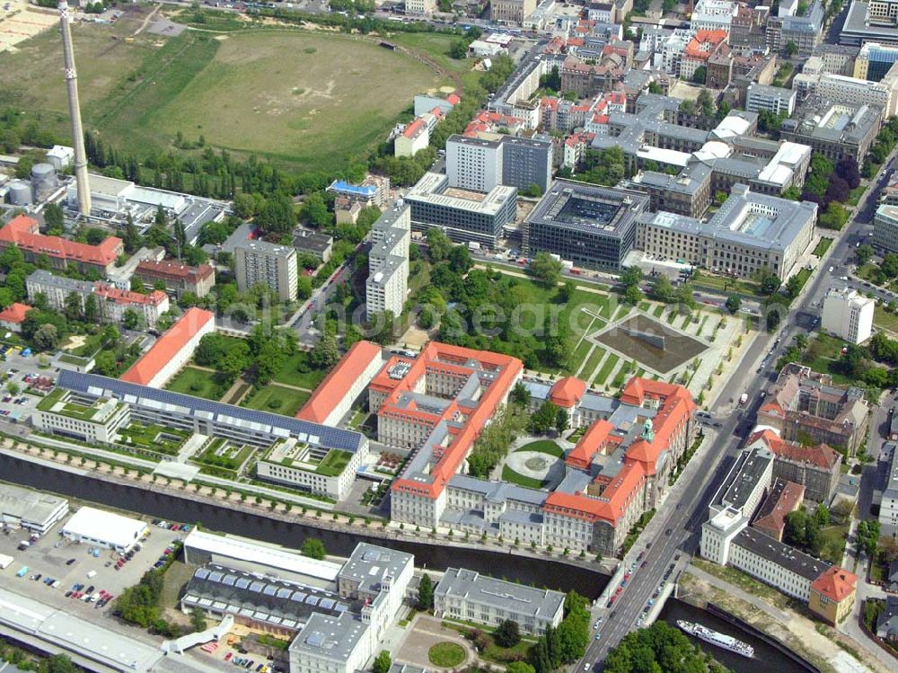 Berlin from above - Blick auf das Gelände des Bundes-Wirtschaftsministeriums (ehem. DDR-Regierungskrankenhaus)an der Scharnhorststraße / Invalidenstraße in Berlin-Mitte. Dahinter das geplante Neubaugelände des BND / Bundesnachrichtendienstes auf dem Geländes des ehem. Stadions der Weltjugend