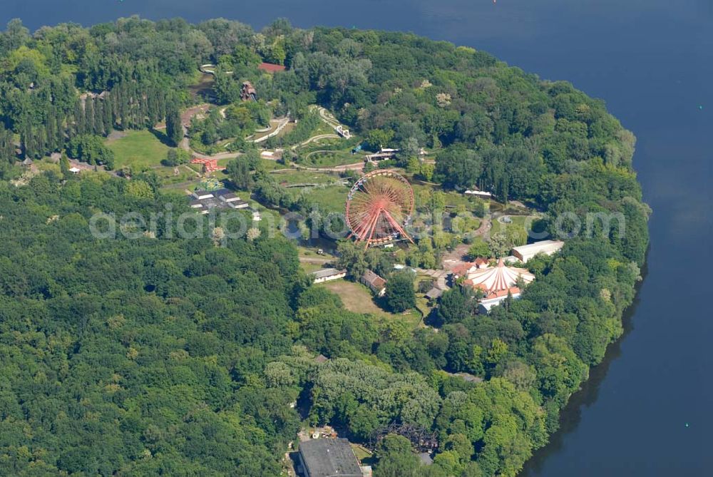 Aerial image Berlin - Blick auf das Gelände des ehem. Spreeparks (Kulturpark Plänterwald) in Treptow-Köpenick. 1969 wurde der einzige Vergnügungspark der DDR eröffnet. Nach der Maueröffnung erreichte der Park Rekordbesucherzahlen. Das Konzept des Parks wurde an westliche Vorbilder angepasst. Es wurde nun ein pauschaler Eintrittspreis von 30 DM pro Person verlangt. Ab 1990 sanken die Besucherzahlen enorm. 2001 meldete die hoch verschuldete Spreepark GmbH & Co. KG Insolvenz an. Seit dem liegt das Gelände brach.