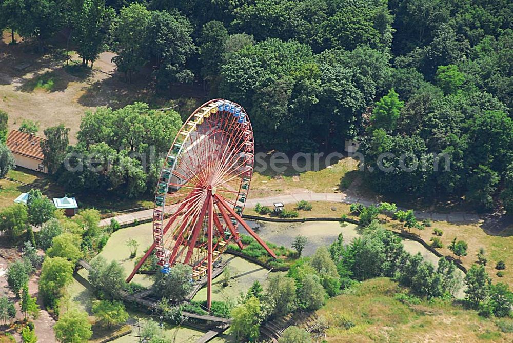 Aerial image Berlin - Blick auf das Gelände des ehem. Spreeparks (Kulturpark Plänterwald) in Treptow-Köpenick. 1969 wurde der einzige Vergnügungspark der DDR eröffnet. Nach der Maueröffnung erreichte der Park Rekordbesucherzahlen. Das Konzept des Parks wurde an westliche Vorbilder angepasst. Es wurde nun ein pauschaler Eintrittspreis von 30 DM pro Person verlangt. Ab 1990 sanken die Besucherzahlen enorm. 2001 meldete die hoch verschuldete Spreepark GmbH & Co. KG Insolvenz an. Seit dem liegt das Gelände brach.