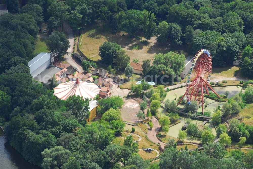 Aerial photograph Berlin - Blick auf das Gelände des ehem. Spreeparks (Kulturpark Plänterwald) in Treptow-Köpenick. 1969 wurde der einzige Vergnügungspark der DDR eröffnet. Nach der Maueröffnung erreichte der Park Rekordbesucherzahlen. Das Konzept des Parks wurde an westliche Vorbilder angepasst. Es wurde nun ein pauschaler Eintrittspreis von 30 DM pro Person verlangt. Ab 1990 sanken die Besucherzahlen enorm. 2001 meldete die hoch verschuldete Spreepark GmbH & Co. KG Insolvenz an. Seit dem liegt das Gelände brach.