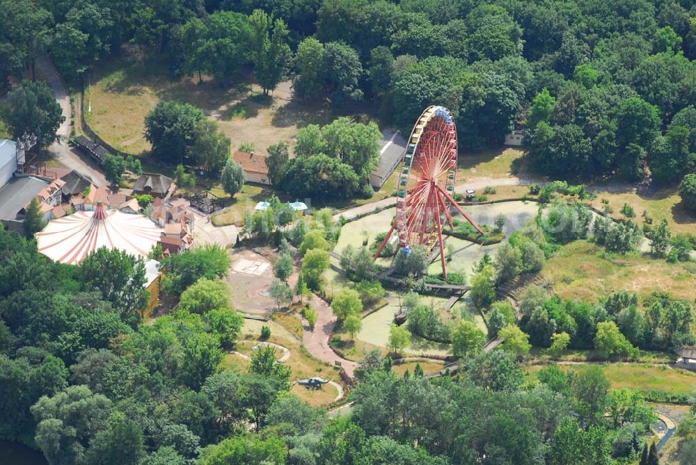 Berlin from above - Blick auf das Gelände des ehem. Spreeparks (Kulturpark Plänterwald) in Treptow-Köpenick. 1969 wurde der einzige Vergnügungspark der DDR eröffnet. Nach der Maueröffnung erreichte der Park Rekordbesucherzahlen. Das Konzept des Parks wurde an westliche Vorbilder angepasst. Es wurde nun ein pauschaler Eintrittspreis von 30 DM pro Person verlangt. Ab 1990 sanken die Besucherzahlen enorm. 2001 meldete die hoch verschuldete Spreepark GmbH & Co. KG Insolvenz an. Seit dem liegt das Gelände brach.